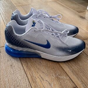 Men’s Nike Air Max Phoenix size 10.5 brand new